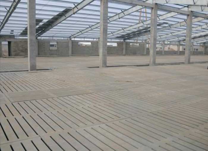 養(yǎng)豬場使用水泥地面好還是漏縫板好?